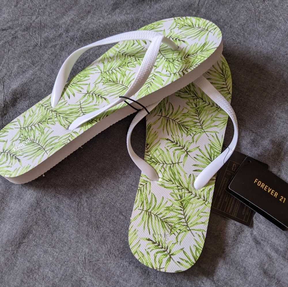 🌴 NWT F21 Palm Leaf Flip Flops 🌴